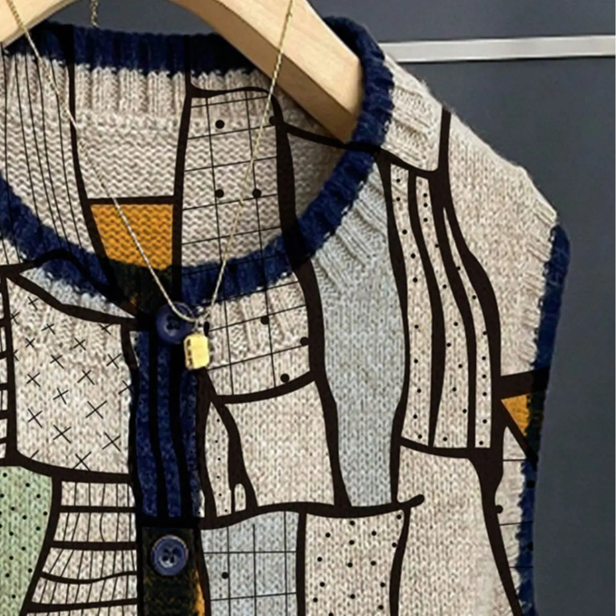 French retro style loose crew neck sleeveless color-block button khaki, Cropped, contrasting art graffiti print women's sweater Graphic sleeveless vest, suitable for spring and summer, vacation style