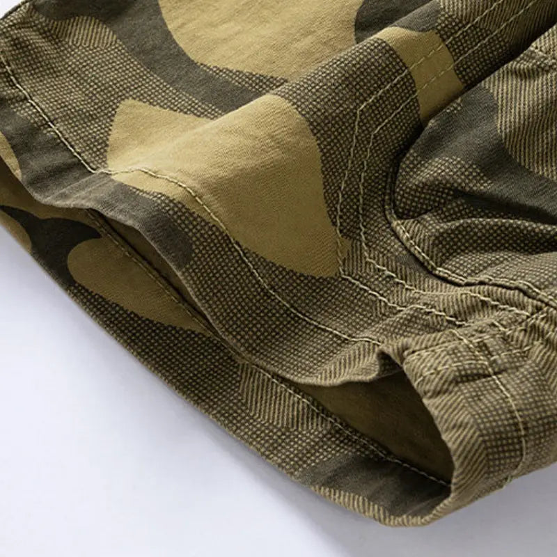 Clean Gent men’s classic camouflage cargo shorts—stylish, high-end design with multiple pockets for practicality; suitable for outdoor sports and waiting-in-line dates; a perfect gift choice.