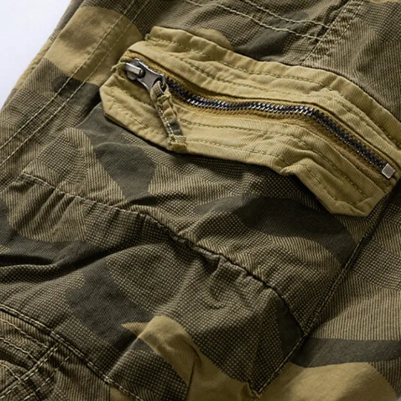 Clean Gent men’s classic camouflage cargo shorts—stylish, high-end design with multiple pockets for practicality; suitable for outdoor sports and waiting-in-line dates; a perfect gift choice.