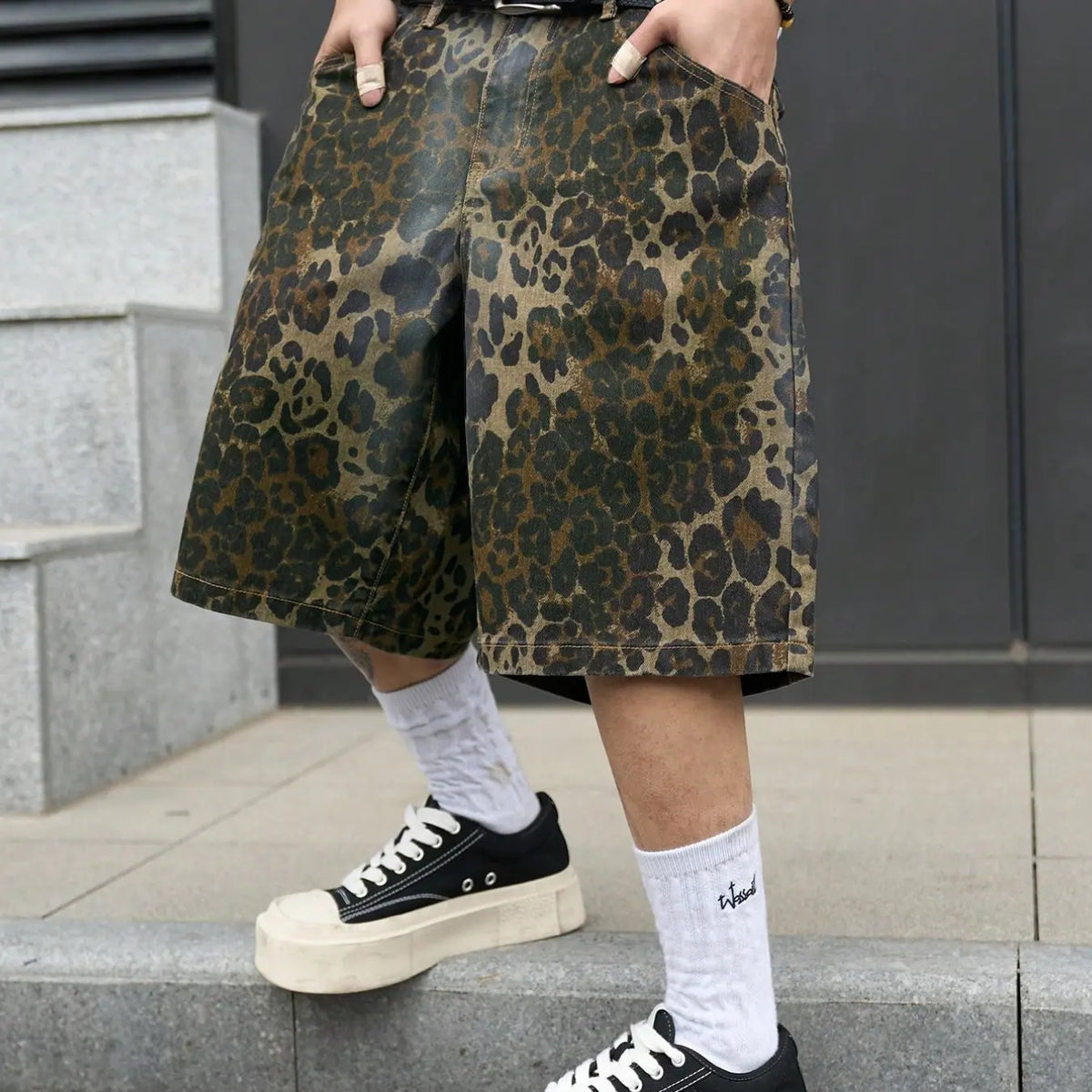 Men's Retro Leopard Print Denim Jean Shorts, Summer Streetwear Loose-Fit Wide-Leg Shorts, Trendy Relaxed Fashion Style Streetwear Bottom, Loose Casual Fashion